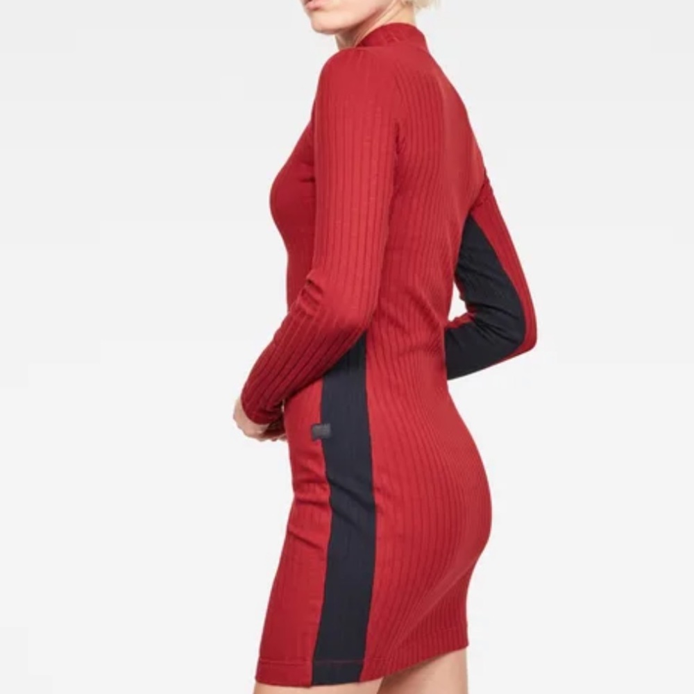 Elegant Red Ribbed Dress - Picture 3 of 13